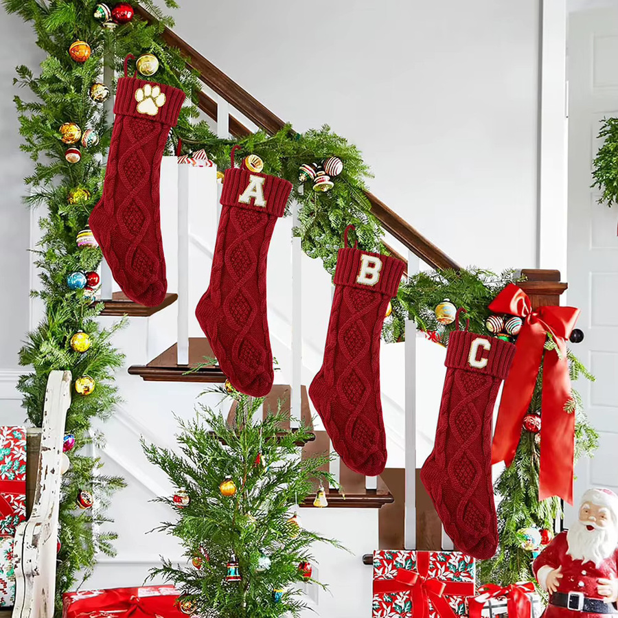 Gestrickter Weihnachtsstrumpf von Strong-Toyers in Rot mit Sternen und Initialen zum Aufhängen - Bild 3