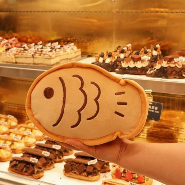Taiyaki Plüschtier Kissen in Orange als lebensechtes japanisches Street Food Kuscheltier für Kinder und zur Heimdekoration - Bild 1