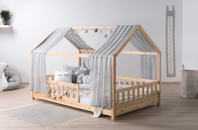 TiCAA Kinderbett Hausbett Kim aus Kiefer Massivholz mit Tüll und Rolllattenrost im Montessori-Stil, Farbe Natur/Weiß - Bild 1