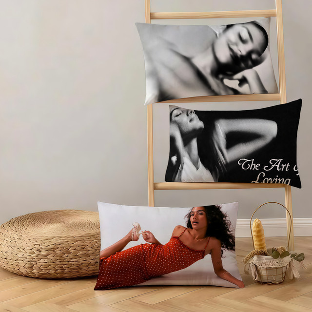Singer O-Olivia Dean The Art of Loving Kissenbezug, rechteckig, Grau - Bild 1