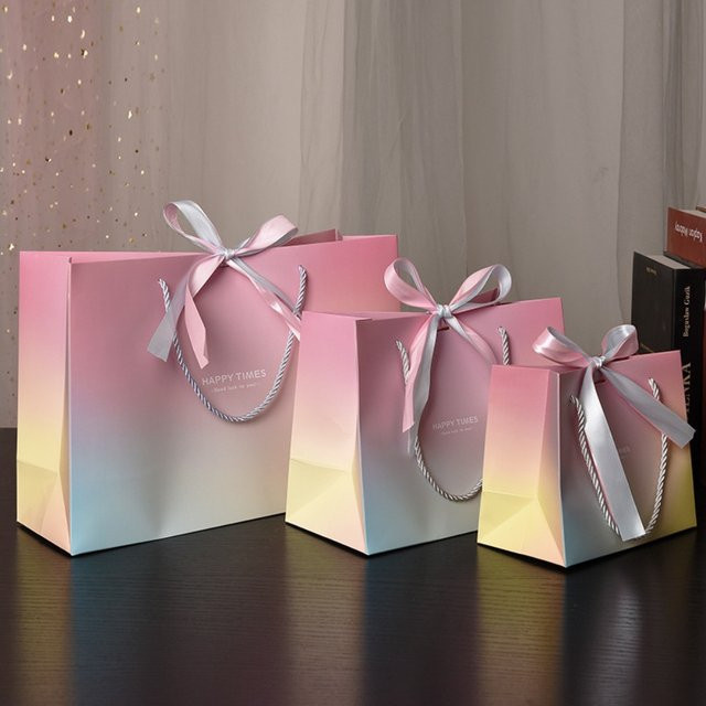 Bunte Papier-Geschenktüten mit Griffen und Schleifenband für Geburtstage und Hochzeiten - Bild 1