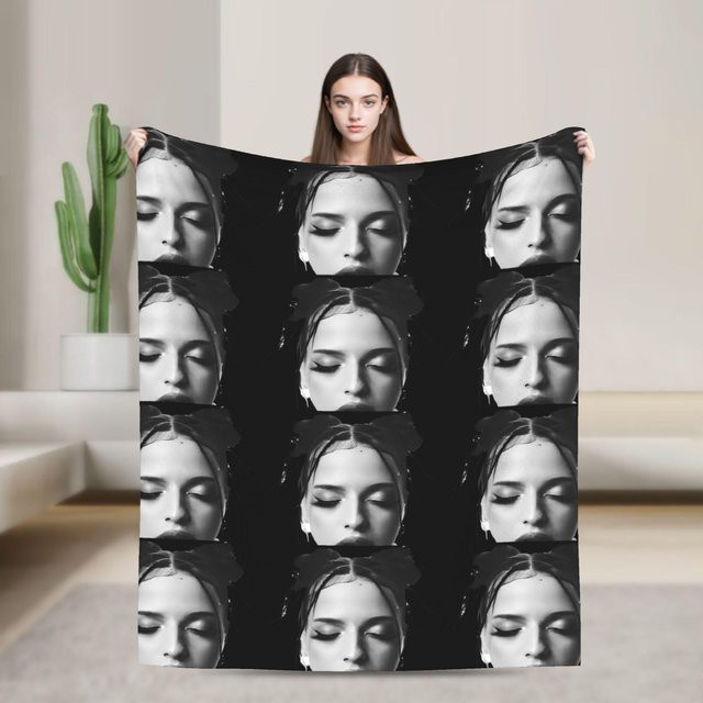 ZX Blanket Flanelldecke Nina Chuba Motiv Schwarz B: 127,0 cm, T: 152,4 cm - Bild 1