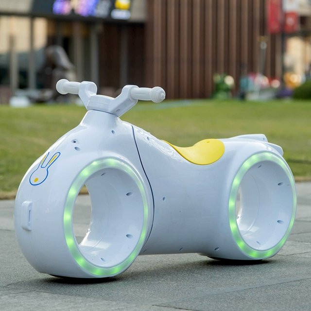Elektrisches Balance-Fahrrad für Kinder von 2 bis 8 Jahren von XMSJ in Rot und Weiß mit Licht und Musik - Bild 1