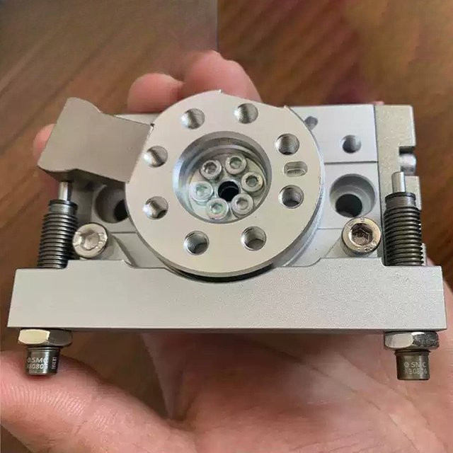 SMC Drehtisch mit Zahnstangengetriebe und pneumatischem Zylinder in Silber MSQB-Serie - Bild 1