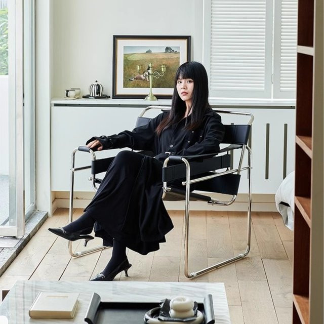 UOSU MOMO Lounge Chair aus schwarzem Sattelleder im skandinavischen Design mit Edelstahlgestell - Bild 1