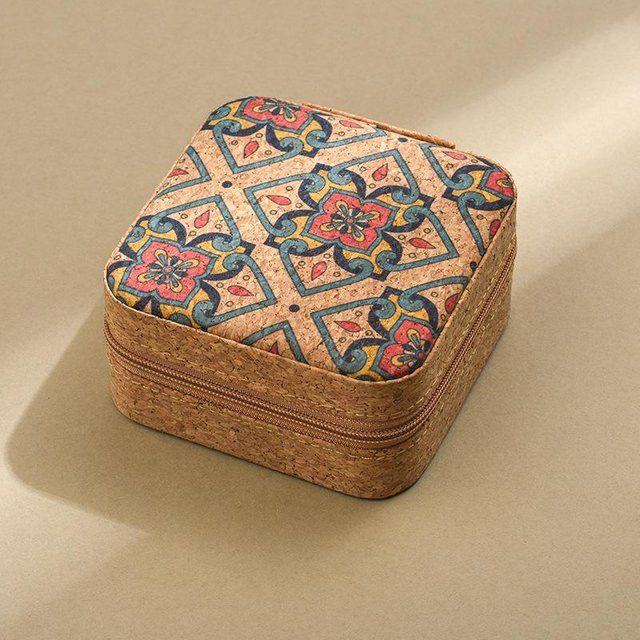 XYNN Schmuck Organizer Box aus Kork im Vintage-Design mit floralem Muster für Ohrringe und Halsketten - Bild 1