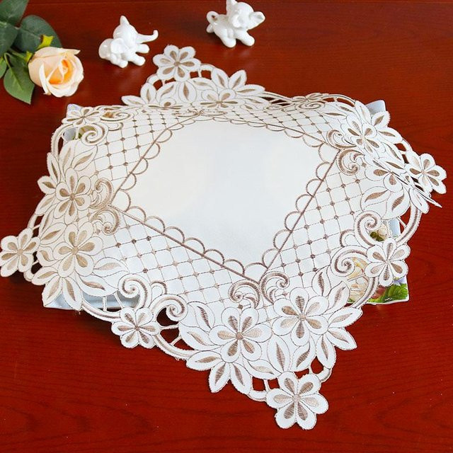 Yiran Furniture Tischdecke mit Satinblumen-Stickerei, Weiß, quadratisch, Breite: 40 cm - Bild 1