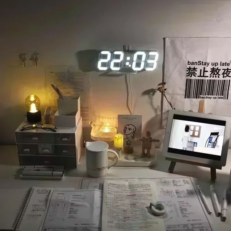 Moderne digitale LED Wanduhr und Tischuhr in Weiß mit Alarmfunktion und Beleuchtung, rechteckig aus Kunststoff, B/H/T: 12,5 x 5,5 x 5,5 cm - Bild 2