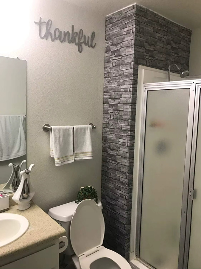 Selbstklebende 3D-Ziegelstein Tapete von Meihodan in Hellgrau für Badezimmer und Schlafzimmer - Bild 3
