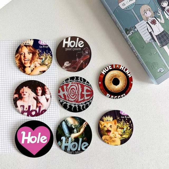 kayou Brosche, Rock Band Hole Cartoon-Stil, Emaille-Pin, Unisex - Bild 1
