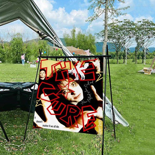 MINISO Wandbehang Rock Band THE C-CURE Cartoon Flagge Science Fiction Wanddeko - Bild 1