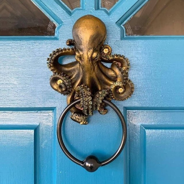 Pacific Giftware Dekorativer Oktopus-Schädel-Monster-Türklopfer aus Kunstharz und Gusseisen in Gold als Wandskulptur und Türring-Dekoration - Bild 1