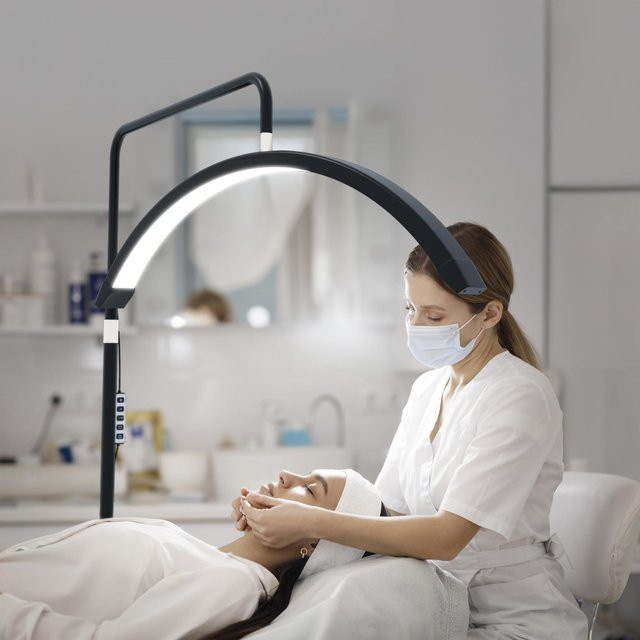 DARHYN LED Halbmond Stehlampe in Weiß, 40W dimmbar, Bogenlampe für Beauty-Salon und Make-up Beleuchtung, Höhe: 130 cm - Bild 1