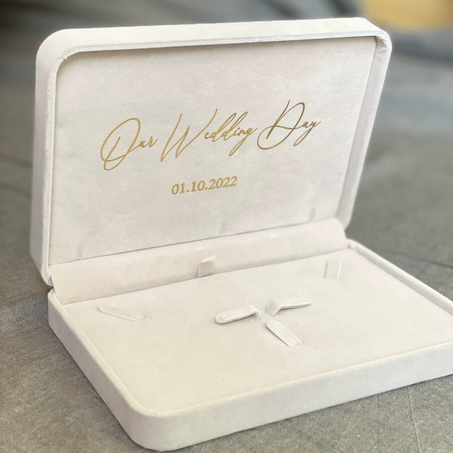 Personalisierte Flanell-Schmuckbox in Pink für Hochzeiten zur Aufbewahrung von Ringen, Halsketten, Ohrringen und Armbändern - Bild 1