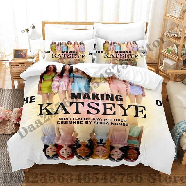 LjqTen Dreiteiliges Bettwäsche-Set mit KATSEYE Muster in Rosa und Beige, inklusive Bettbezug und Kissenbezug, Breite: 135 cm, Höhe: 200 cm - Bild 1