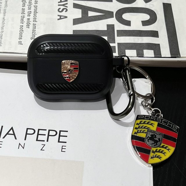 Apple AirPods Pro 2 und 3 Schutzhülle im Porsche Design aus Kohlefaser in Schwarz mit Schlüsselanhänger - Bild 1