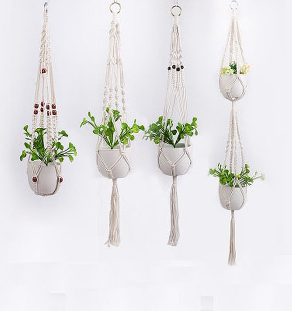 Handgemachter Makramee Blumenampel Halter aus Baumwolle in Weiß im Boho-Design zur Wanddekoration für Balkon und Garten - Bild 1