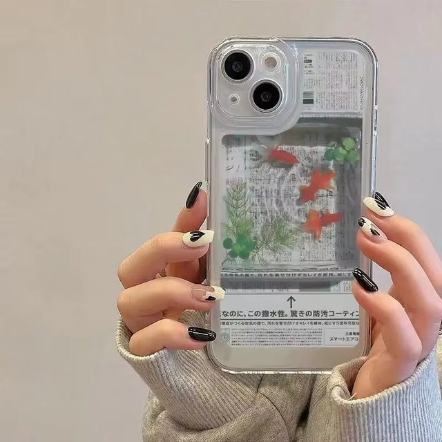 Etmakit Handyhülle Zeitung Goldfisch Y2K Design für iPhone 15 14 13 12 11 Pro Max XS X XR 7 8 Plus SE Transparent mit Kameraschutz - Bild 1