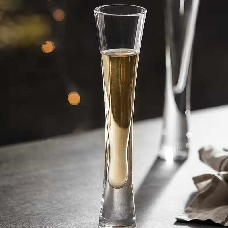 Transparente Champagnerflöten aus Glas für Wein und Cocktails - Bild 3