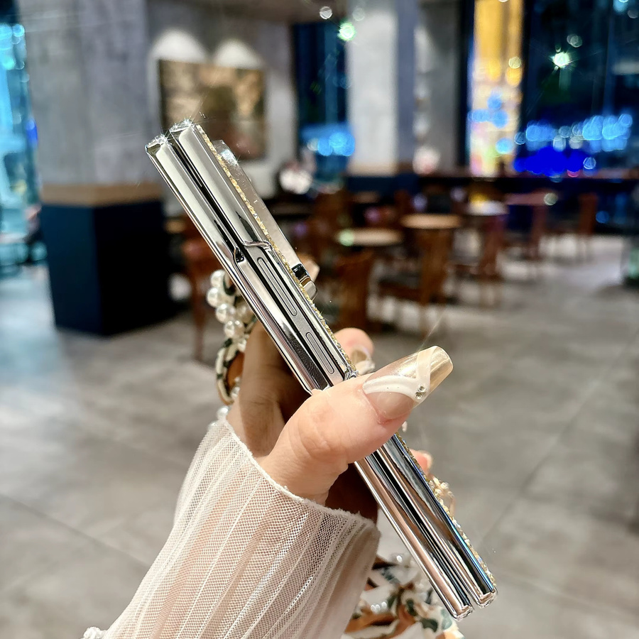 Elegante Samsung Z Fold 7/6/5/4 Schutzhülle mit Diamant-Perlen-Seidenschal-Armband und silberner Muschel-Optik - Bild 3