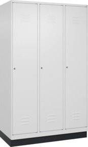 C+P Spind Classic PLUS Spind mit Sockel, 3 Abteile, Grau, H x B x T: 195 x 120 x 50 cm, mit Zylinderschloss und 4 Garderobenhaken - Bild 1