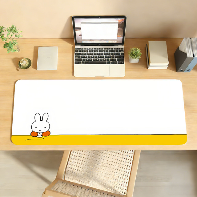 Miffy Mauspad aus Gummi rutschfest für Computer und Laptop als Schreibtischunterlage für Gamer und zur Dekoration - Bild 1