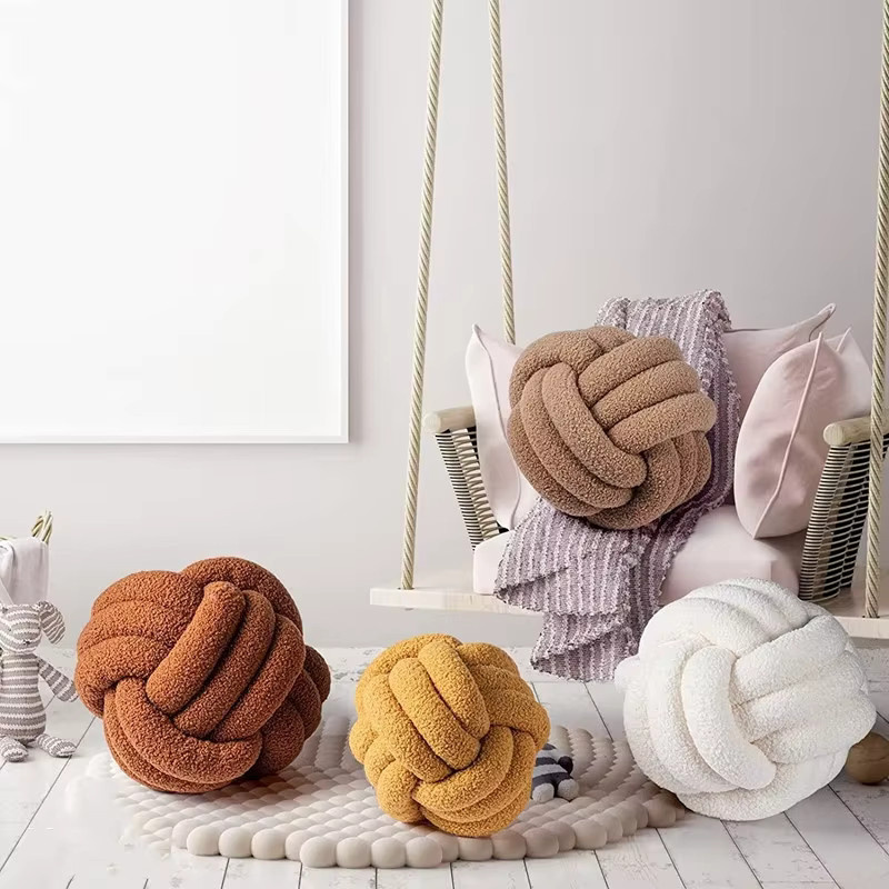 Inyahome Handgefertigtes geknotetes Kugelkissen aus Plüsch in Lammwolle-Optik, rund, Farbe: Braun, Boho-Dekokissen für Sofa und Bett - Bild 4