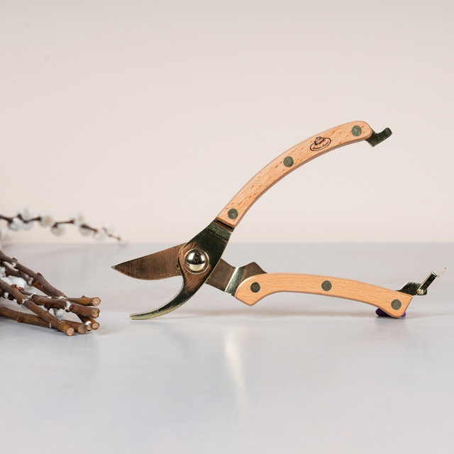 Gartenschere von BLUME2000 aus Metall mit Holzgriff in Goldfarben - Bild 1