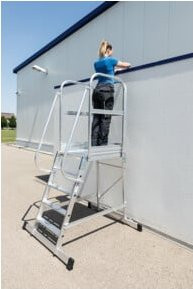 Günzburger Aluminium-Podesttreppe fahrbar mit 5 Stufen in Silber - Bild 1