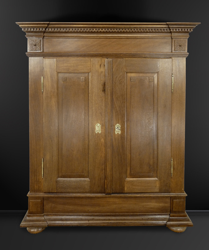Antikhof Brück Louis Seize Eicheschrank mit Eichenblattrosetten in Braun, H: 197 cm, B: 165 cm, T: 69 cm - Bild 1