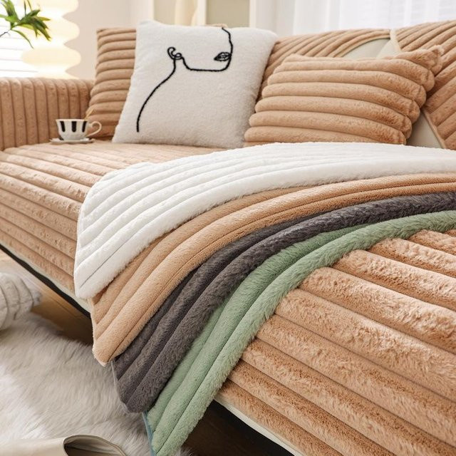 Beiger Plüsch-Kissenbezug mit Streifen-Design, weiches Kaninchen-Plüsch für dein Sofa, B/H: 45 x 45 cm - Bild 1