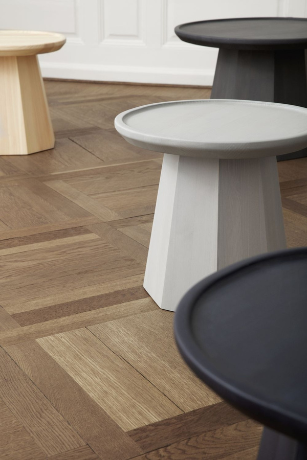 Normann Copenhagen Pine Beistelltisch aus unbehandeltem Holz in Blau, runder skandinavischer Design-Tisch - Bild 2