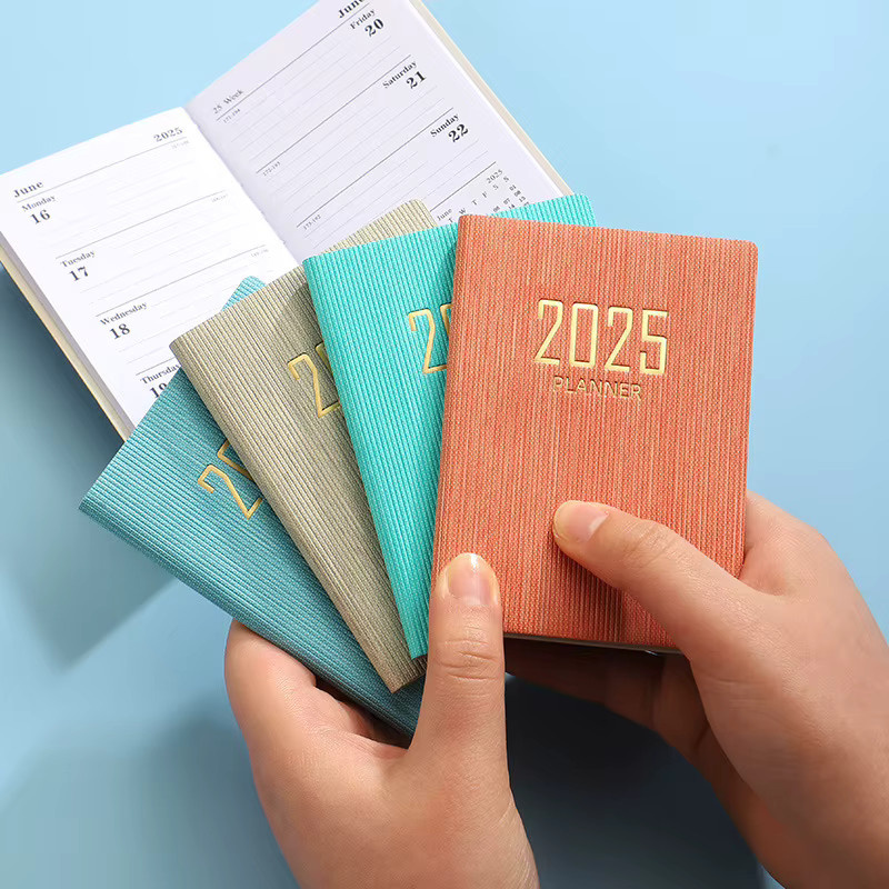A7 Taschenplaner 2025 mit täglicher und wöchentlicher Planung, Notizbuch mit PU-Einband in Schwarz und Multicolour - Bild 1