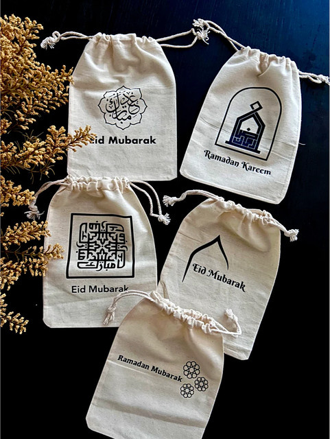 5er Set Ramadan Geschenktüten aus natürlicher Baumwolle in Beige mit islamischen Mustern und arabischer Kalligraphie für Eid Mubarak und Ramadan Kareem Dekoration - Bild 1
