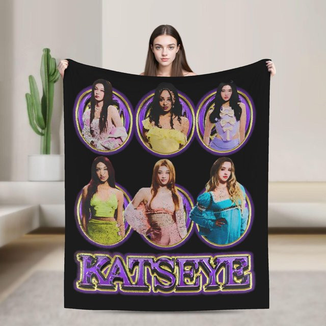 Katseye Kpop Musik Plüschdecke als warme Überwurfdecke für Bettwäsche und Wohnzimmer, B/H: 75 x 100 cm - Bild 1