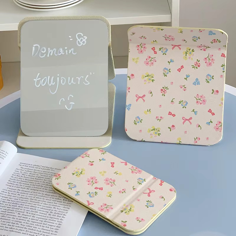 HNKMP Handspiegel aus PU-Leder mit Blumenmuster in White Blue Florals S, faltbarer Desktop-Make-up-Spiegel für unterwegs - Bild 1