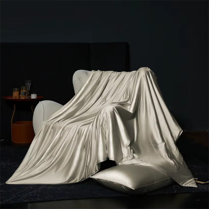 Dreamreal Seidenbettdecke aus 100% reiner Maulbeerseide für den Sommer, Farbe: Blau, B/T/H: 200 x 150 x 1 cm - Bild 6