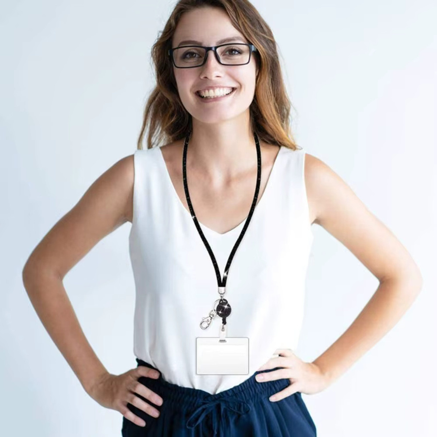 Schlichter Ausweishalter für Damen in Rot mit einziehbarem Schlüsselband für Schlüssel und Handy - Bild 2