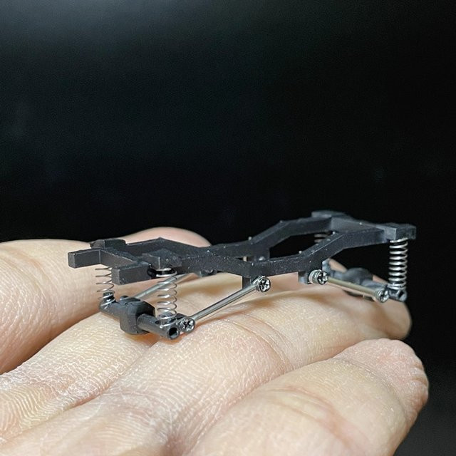 Refit Modifiziertes Stoßdämpferrahmen-Chassis für Geländefahrzeuge, 1:64 - Bild 1