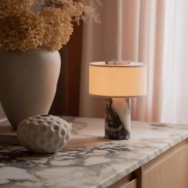 HomeLover Tragbare Tischlampe aus Naturmarmor mit Stofflampenschirm, USB-Ladefunktion und Touch-Dimmfunktion, Warmweißes Licht für Wohnzimmer und Schlafzimmer - Bild 1