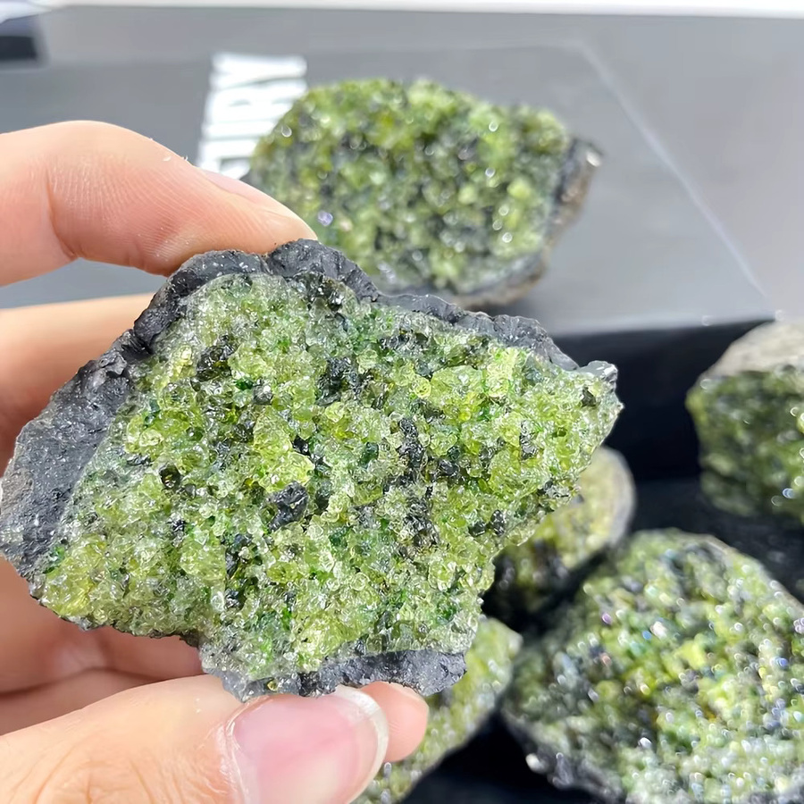 CRYSTALHOLA Rohe Peridot-Olivin-Vulkanprobe als grüner Basalt-Kristall-Cluster für Sammler - Bild 3