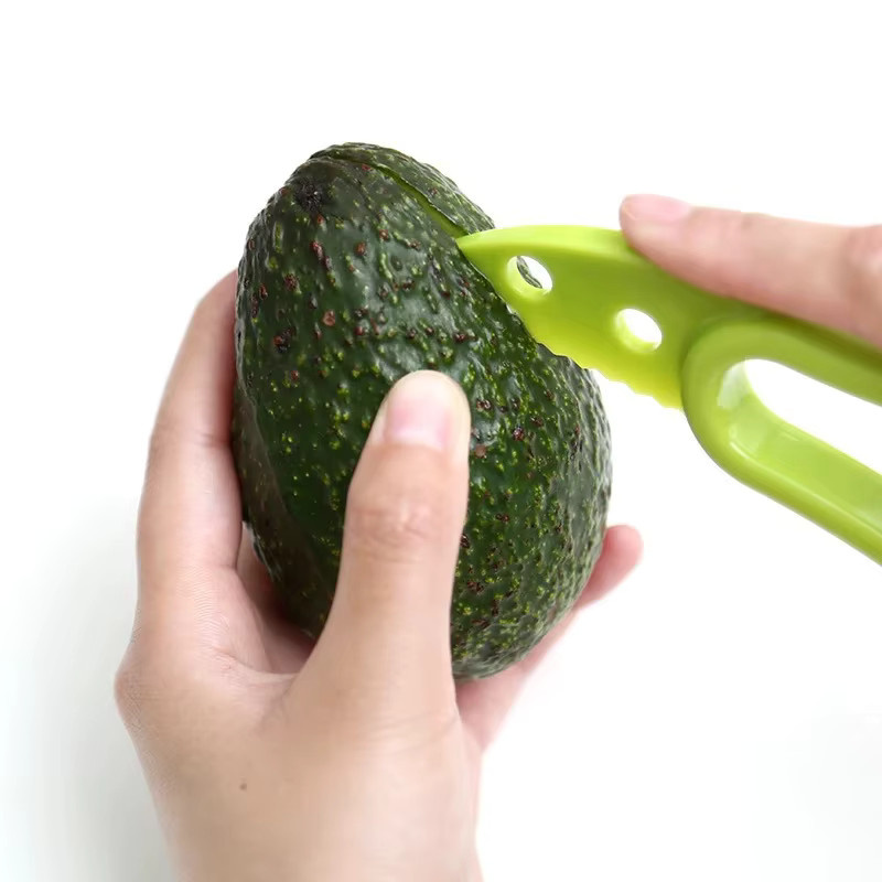3-in-1 Avocado-Slicer aus Kunststoff in Grün zum Schneiden und Schälen von Obst und Gemüse - Bild 2