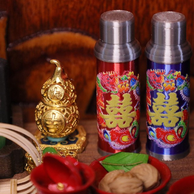 DIAPER&CORED Mini Chinesische Nostalgische Szene Warme Wasser Flasche, Puppenhaus Zubehör, 1/12 - Bild 1