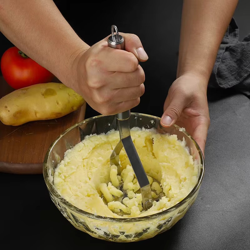 Manuelle Kartoffelpresse aus Edelstahl in Silber zum Stampfen von Obst und Gemüse - Bild 1