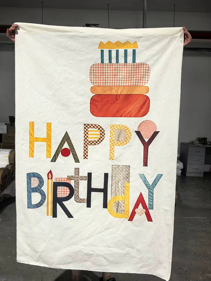 SUTAIBAI Happy Birthday Stoffbanner aus Leinen mit Kuchen-Motiv und Typografie für Kindergeburtstage, Mehrfarbig, B/H: 150 x 150 cm - Bild 2