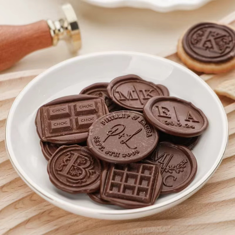 Personalisierter Schokoladenstempel mit eigenem Logo in Braun für Schokolade und Süßigkeiten - Bild 3
