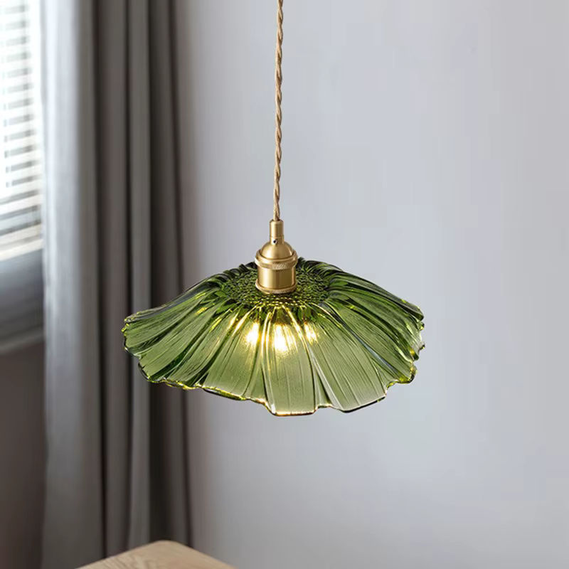 Moderne LED Anhänger Lampe von lyfs aus Kristall und Metall in Gold/Messing mit grünem Akzent für Wohnzimmer, Schlafzimmer oder Esszimmer - Bild 4