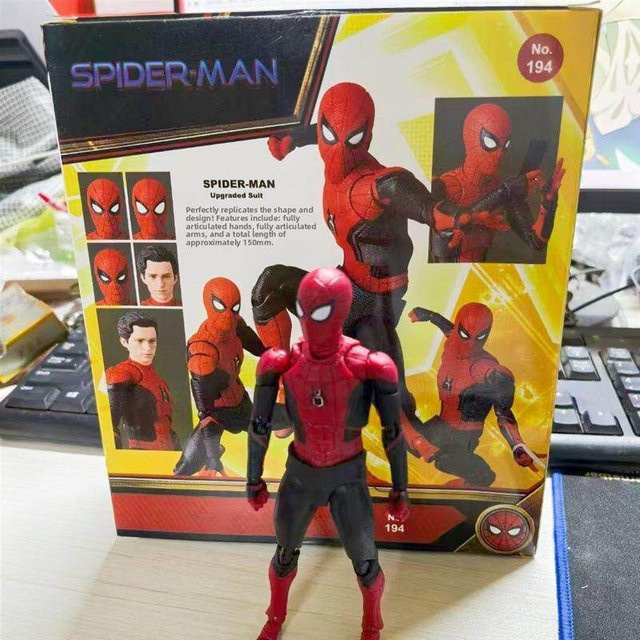 Mafex Marvel Spider-Man Far From Home Actionfigur, Rot-Schwarz, Action-Sammelfigur - Bild 1