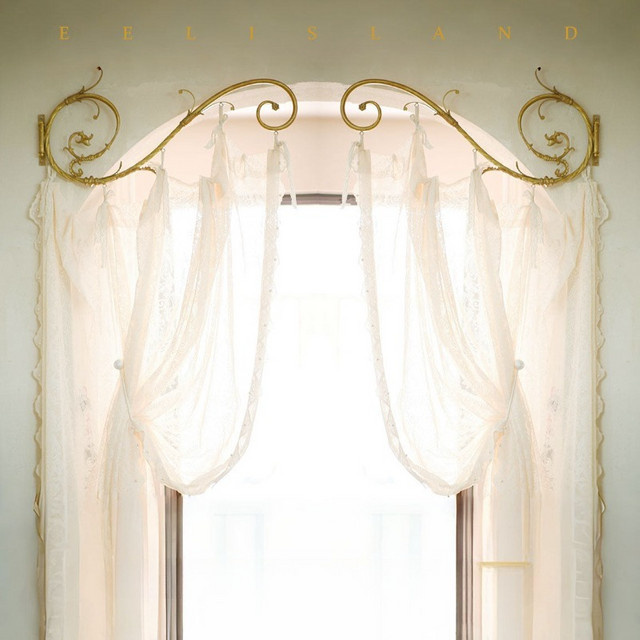 Drehbarer multifunktionaler Bettvorhang-Rahmen aus Messing in Gold und Weiß mit Spitzen-Dekoration für dein Schlafzimmer - Bild 1