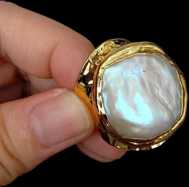 Y · ying Fingerring, weiße Barockperle, vergoldet, Messing, Damen - Bild 1